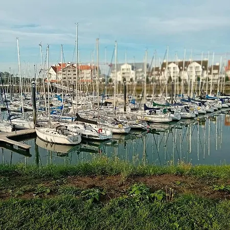 Sailors' Park Zephir Apartment *